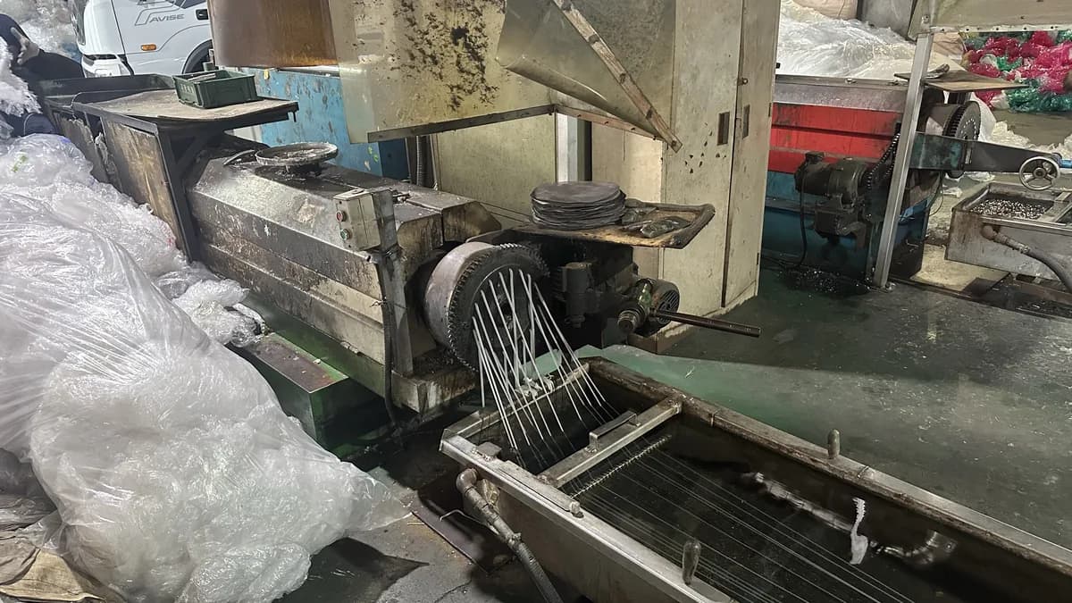 Recycled plastic extrusion line with strand die and water bath